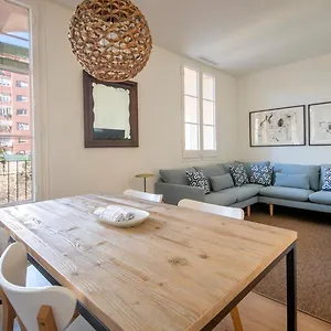 De Cuatro En Carrer Diputacio Barcelona